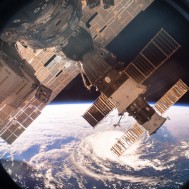 从国际空间站的窗口拼贴地球外太空的图像。巨大的飓风。这张图片的元素是由美国宇航局提供的。